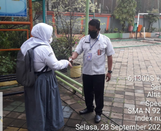 Penerapan Protokol Kesehatan (Kegiatan Pengecekan Suhu) Sebelum ANBK Dimulai