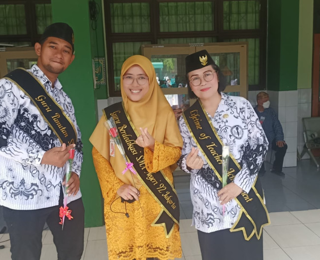 Guru Panutan, Guru Dedikasi dan Guru Terlama di SMA NEGERI 92 JAKARTA