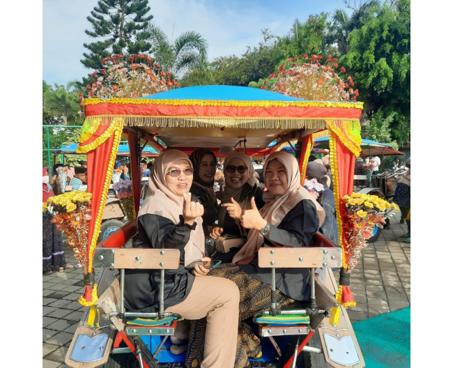 Arak-Arakan Khitanan Massal Menggunakan Delman