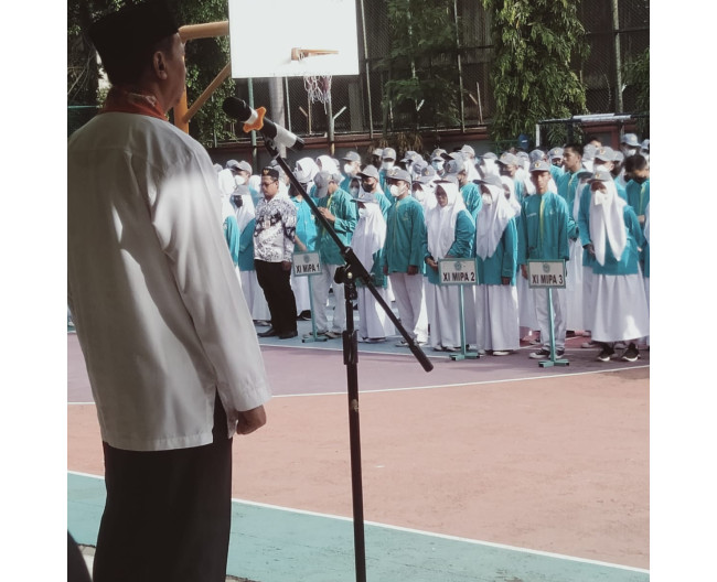 Pembina Upacara Hari Guru Oleh Bapak Kepala Sekolah