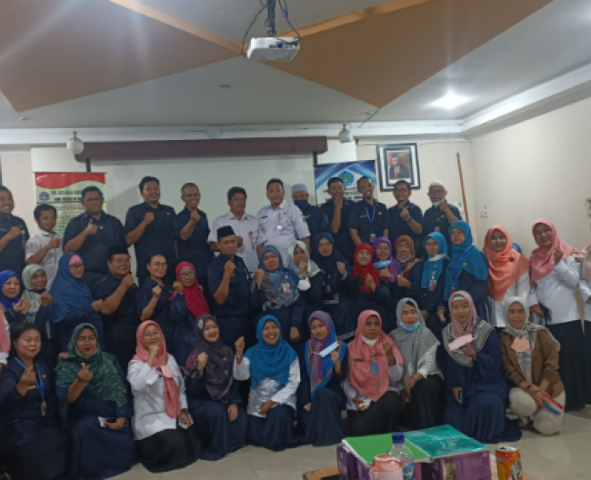 Foto Bersama Guru Rotasi di Ruang Audio Visual