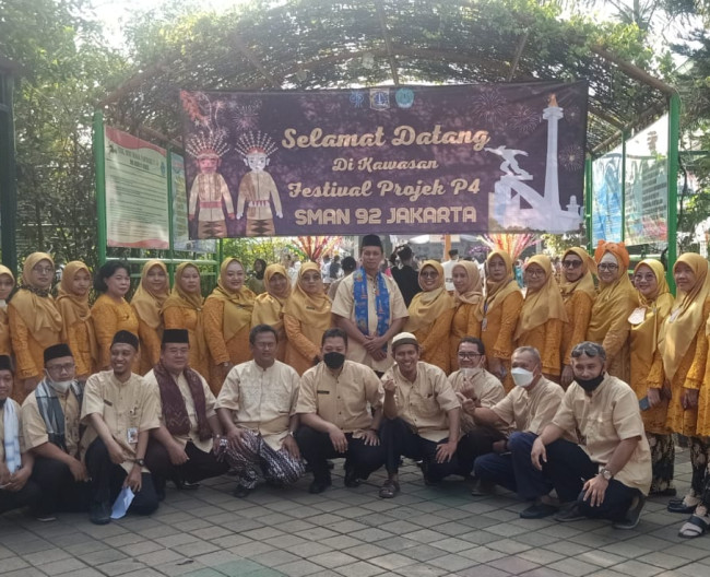 Foto Guru dan Karyawan saat Festival P4 SMA Negeri 92 Jakarta